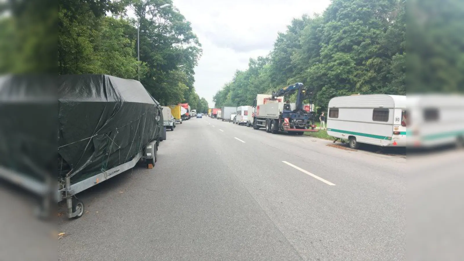 Die Kriegerheimstraße: Laster, Wohnmobile und Anhänger jeder Größe prägen über weite Teile das Straßenbild. (Foto: bb)