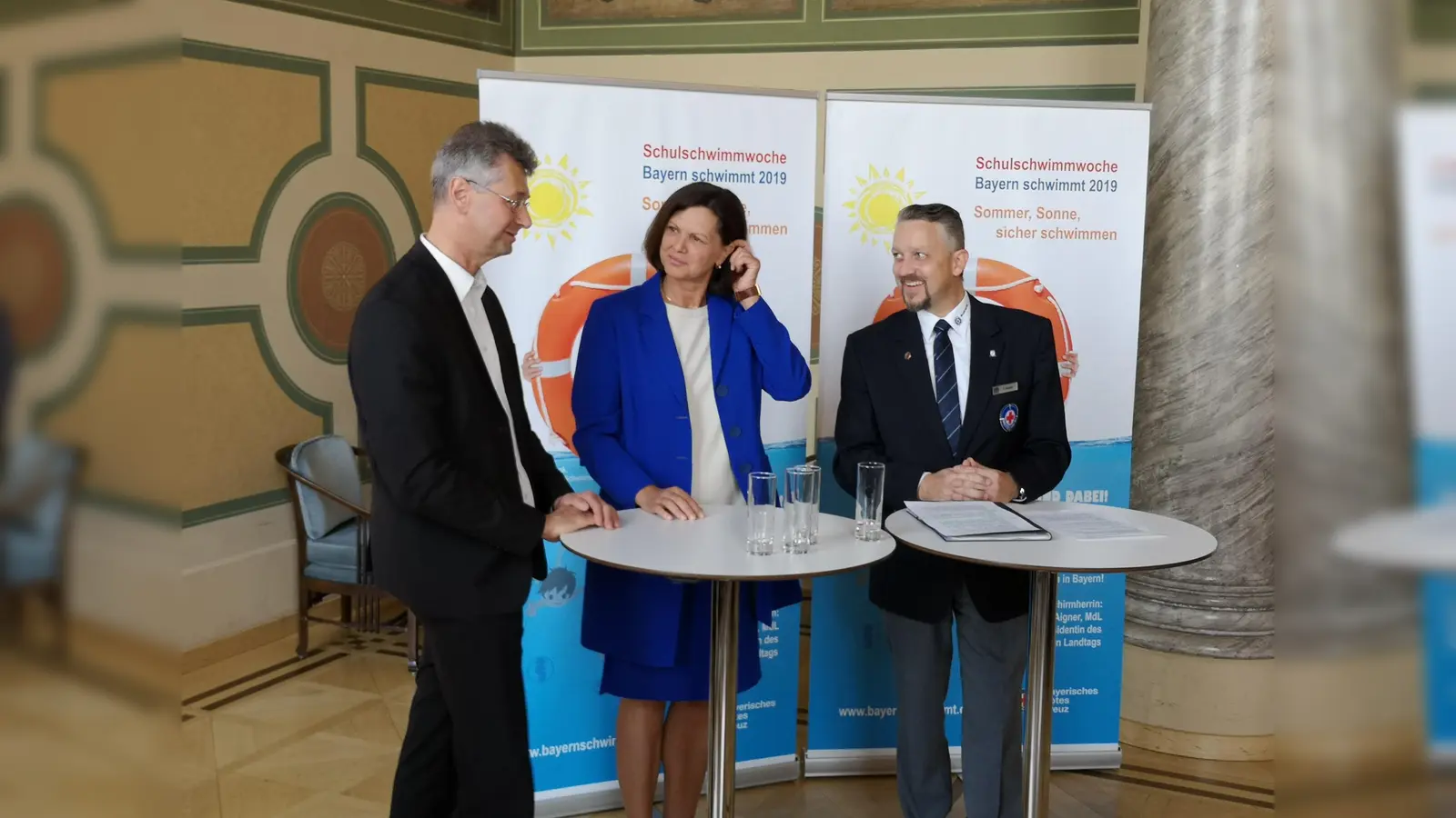Kultusminister Michael Piazolo, Landtagspräsidentin Ilse Aigner und Thomas Huber (MdL, Vorsitzender der Wasserwacht- Bayern) unterstützen die Schulschwimmwoche. (Foto: BRK)