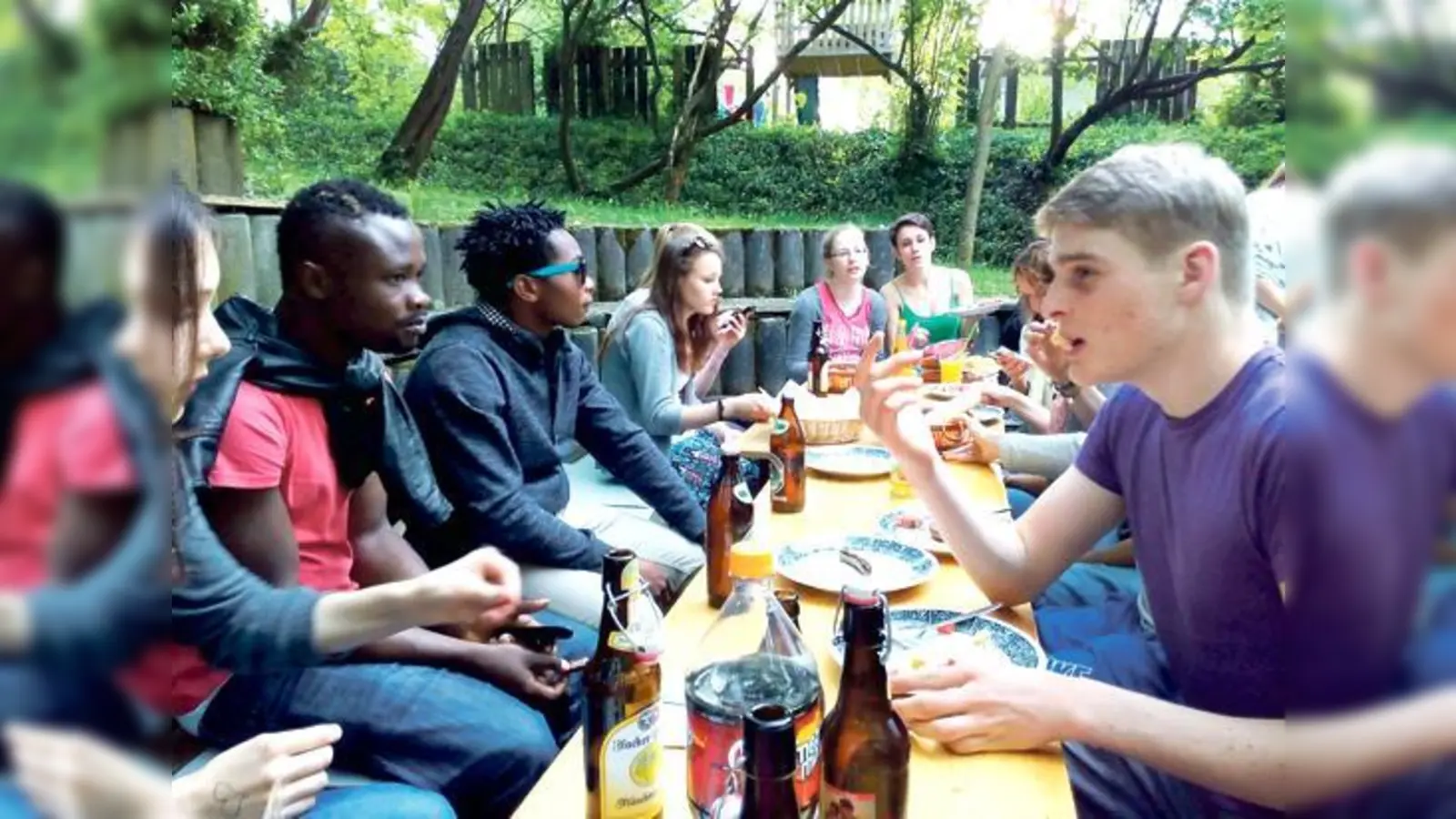 Bei einer Grillparty feierten kürzlich die evangelische Jugend und die jungen Afrikaner. 	 (Foto: VA)