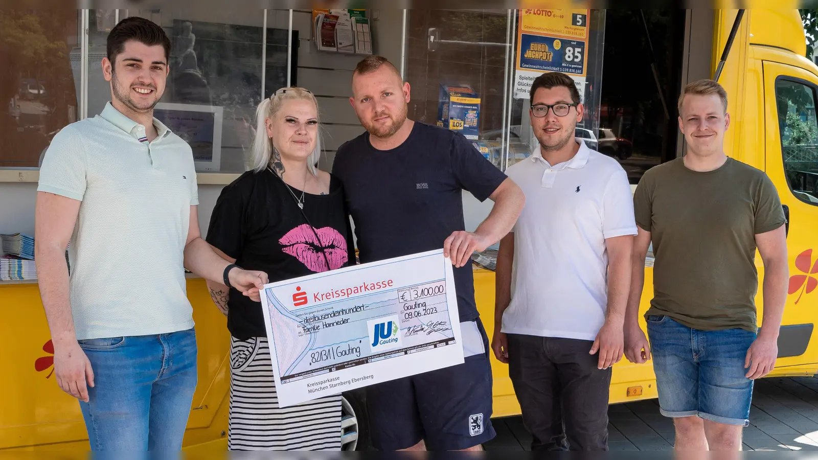 Anhang: Foto Übergabe Hanrieder (Foto: Seider)<br>v. l. n. r: JU Ortsvorsitzender Maximilian Kämmler (links) übergab gemeinsam mit Florian Egginger (zweiter von rechts) und Martin Elsnitz (rechts) den symbolischen Scheck über 3.100 Euro an Katrin Hanrieder und Johannes Hanrieder,  (Foto: Seider)