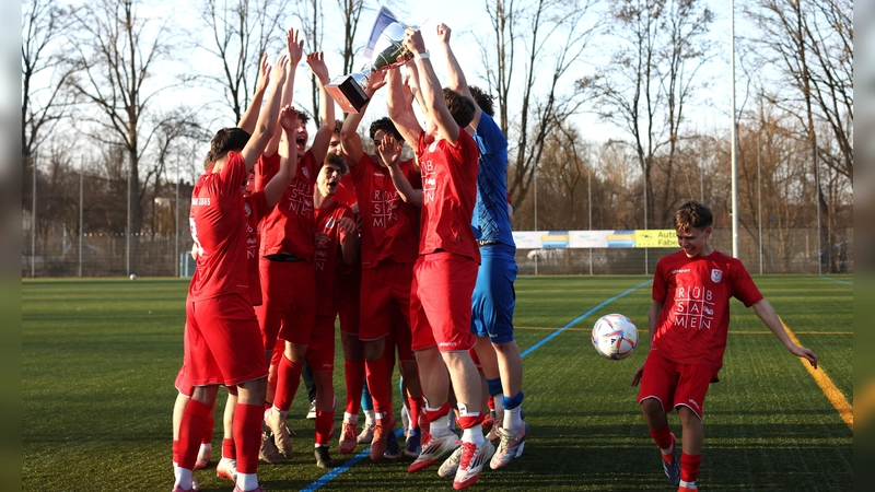 Jubelten über den Gewinn des Kreispokals: Die A-Junioren des TSV Dachau 1865. (Foto: TSV Dachau 1865)
