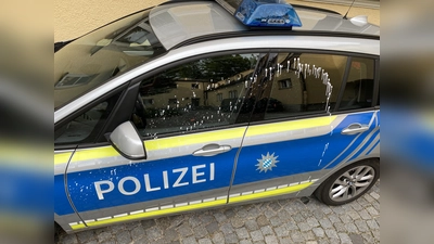 Ein Streifenwagen der Polizei ist an der Seite mit weißem Lack bespritzt worden. (Foto: Polizei München)