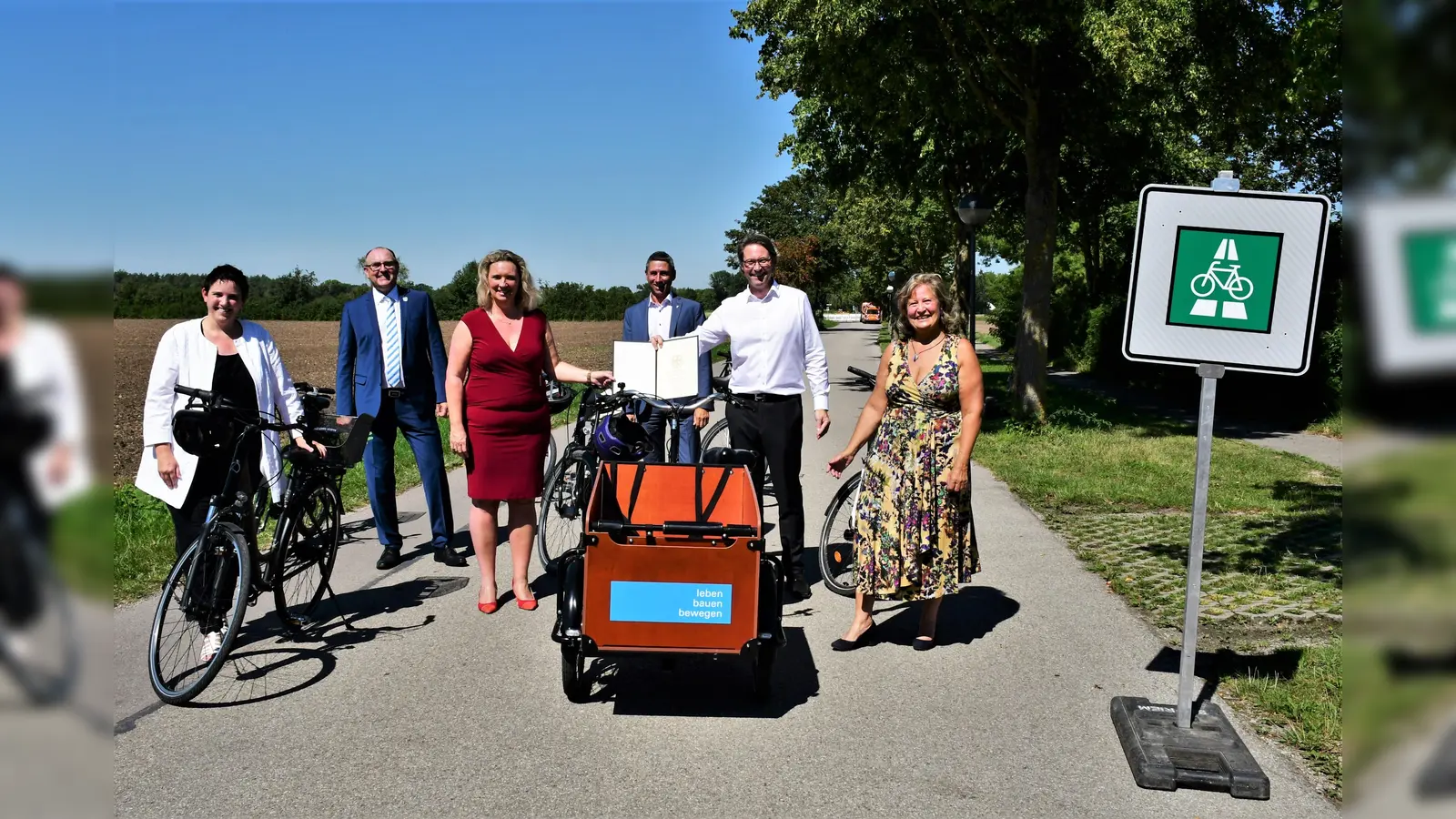 Sorgen für freie Radl-Fahrt zwischen München und Garching/Unterschleißheim (v.l.): Jacqueline Charlier (Ständige Vertreterin der Stadtbaurätin der LH), Jürgen Ascherl (2. Bürgermeister Garching), Kerstin Schreyer, Christoph Böck (1. Bürgermeister Unterschleißheim), Andreas Scheuer, Annette Ganssmüller-Maluche (weitere stellvertretende Landrätin des Landkreises München) (Foto: privat)