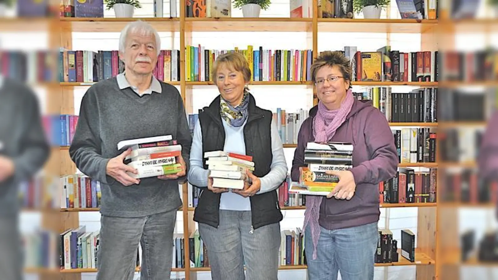 Viele, viele Bücher verschenken Götz und Gisela Schindler, Agenda 21, und Bücherladen-Inhaberin Karen Schiöberg-Fey (v.l.) demnächst in Aßling.  	 (Foto: sf)