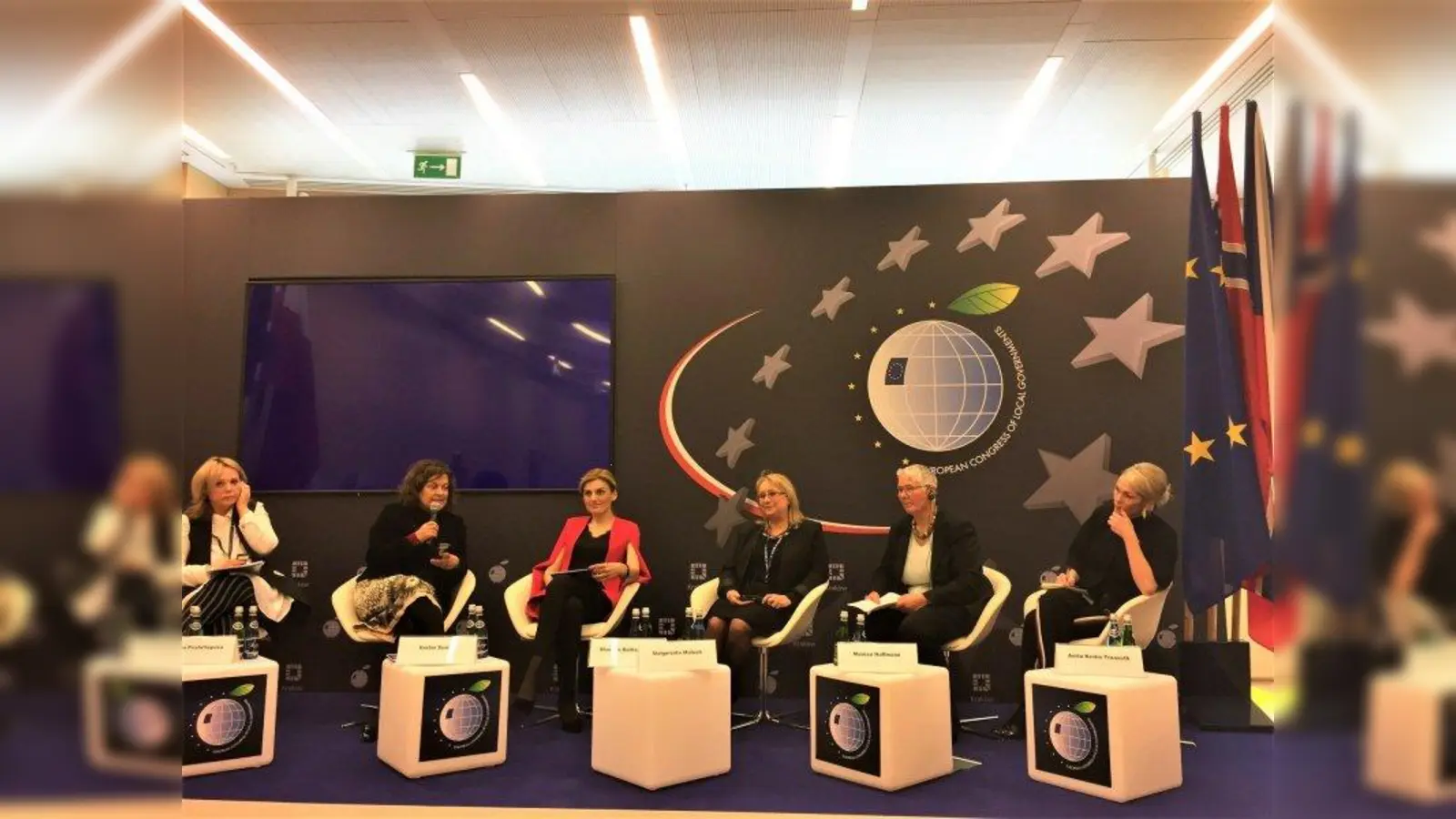 Marese Hoffmann (2. von rechts) nimmt an vielen Podiumsdiskussionen mit polnischen und europäischen Kommunalpolitikern teil (hier in Krakau 2019). (Foto: LRA Dachau)