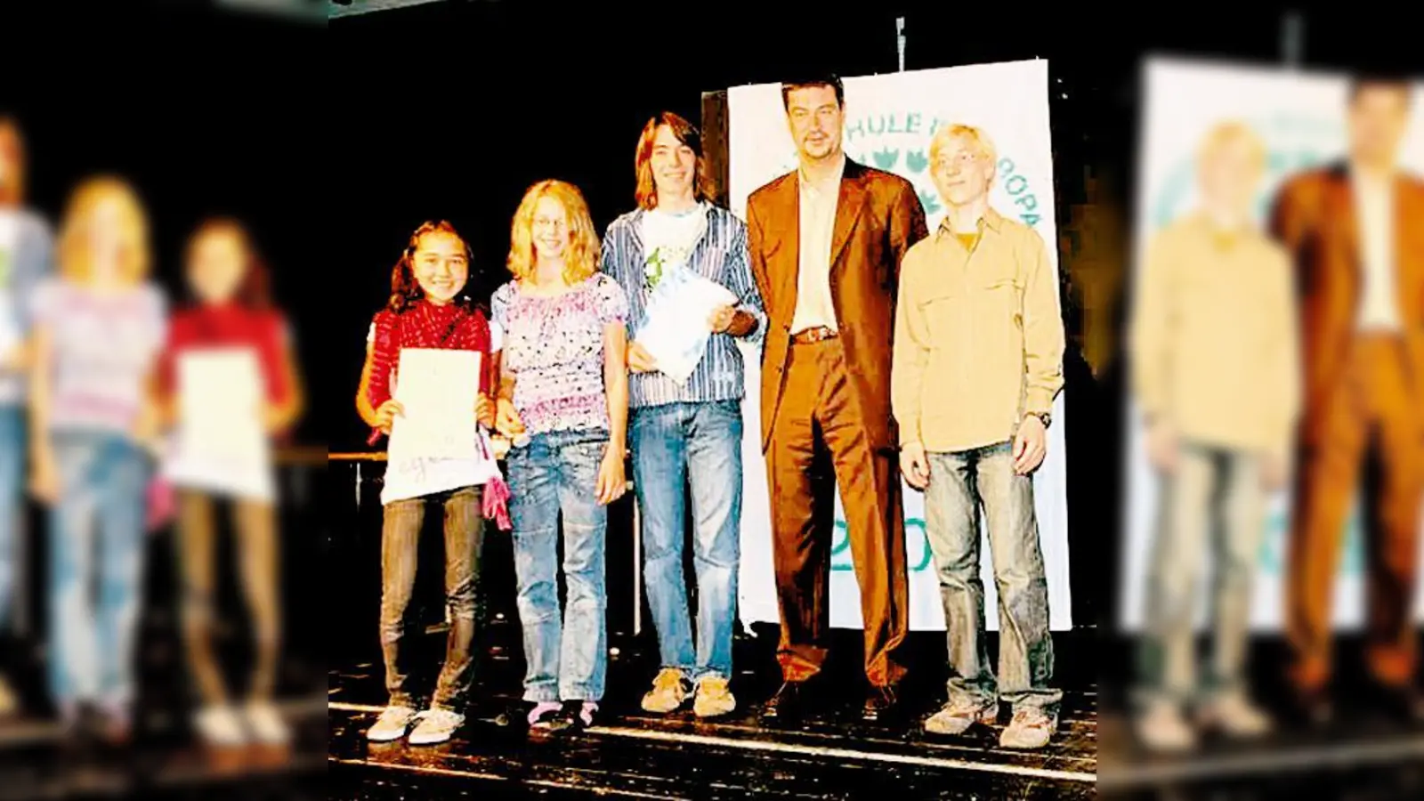 Der bayerische Umweltminister Markus Söder mit den Preisträgern des EMG  (v. li.): Else Jung und Miriam Werny (6. Klasse), Maximilian Schenk (11. Klasse) und Tobias Kirchner (10. Klasse).   (Foto: EMG)
