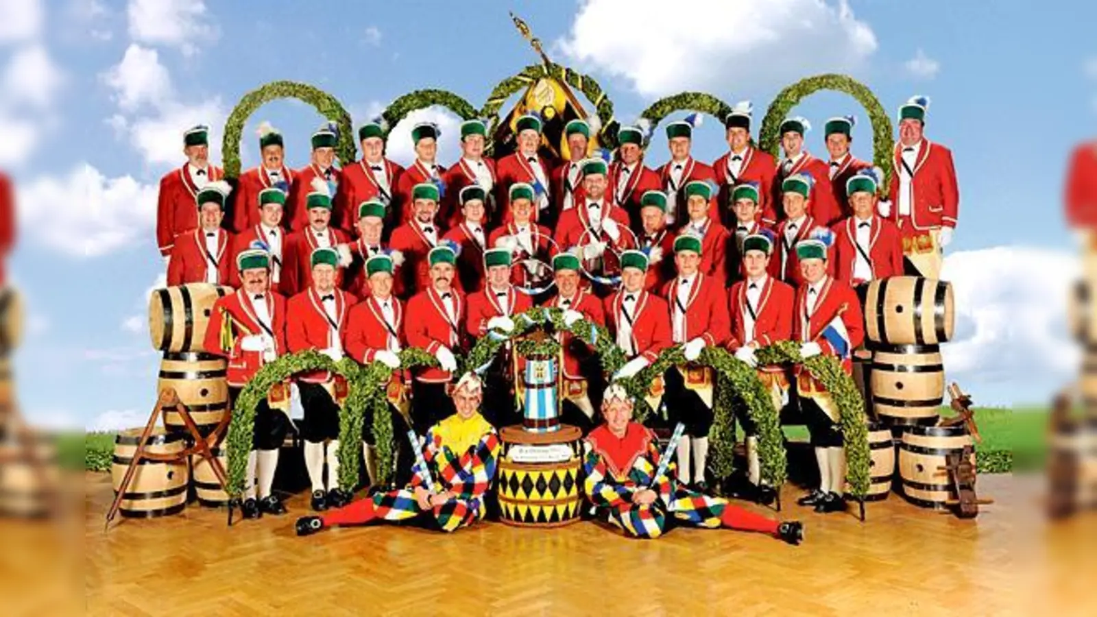 Der beliebte historische Reigen der rotgewandeten Schäffler mit ihren grünen Reifen wird alle sieben Jahre wieder aufgeführt. 	 (Foto: VA)