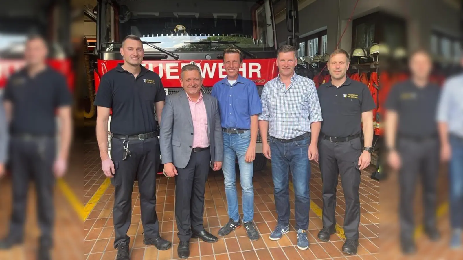 Von links: Kreisbrandrat Harald Stoiber, Grasbrunns Bürgermeister Klaus Korneder, 1. Kommandant Johannes Bußjäger, 2. Kommandant Armin Schmidt und Kreisbrandmeister Christoph Schütte. (Foto: FFW Grasbrunn)