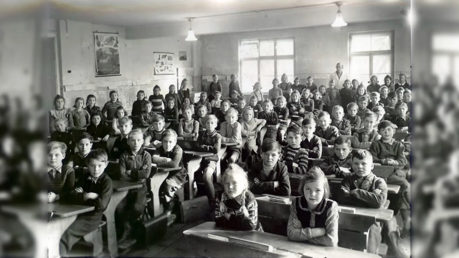 Lehrer Moser im Jahr 1950 mit seinen 84 Schülerinnen und Schülern in der Volksschule Lochhausen. (Foto: pi)