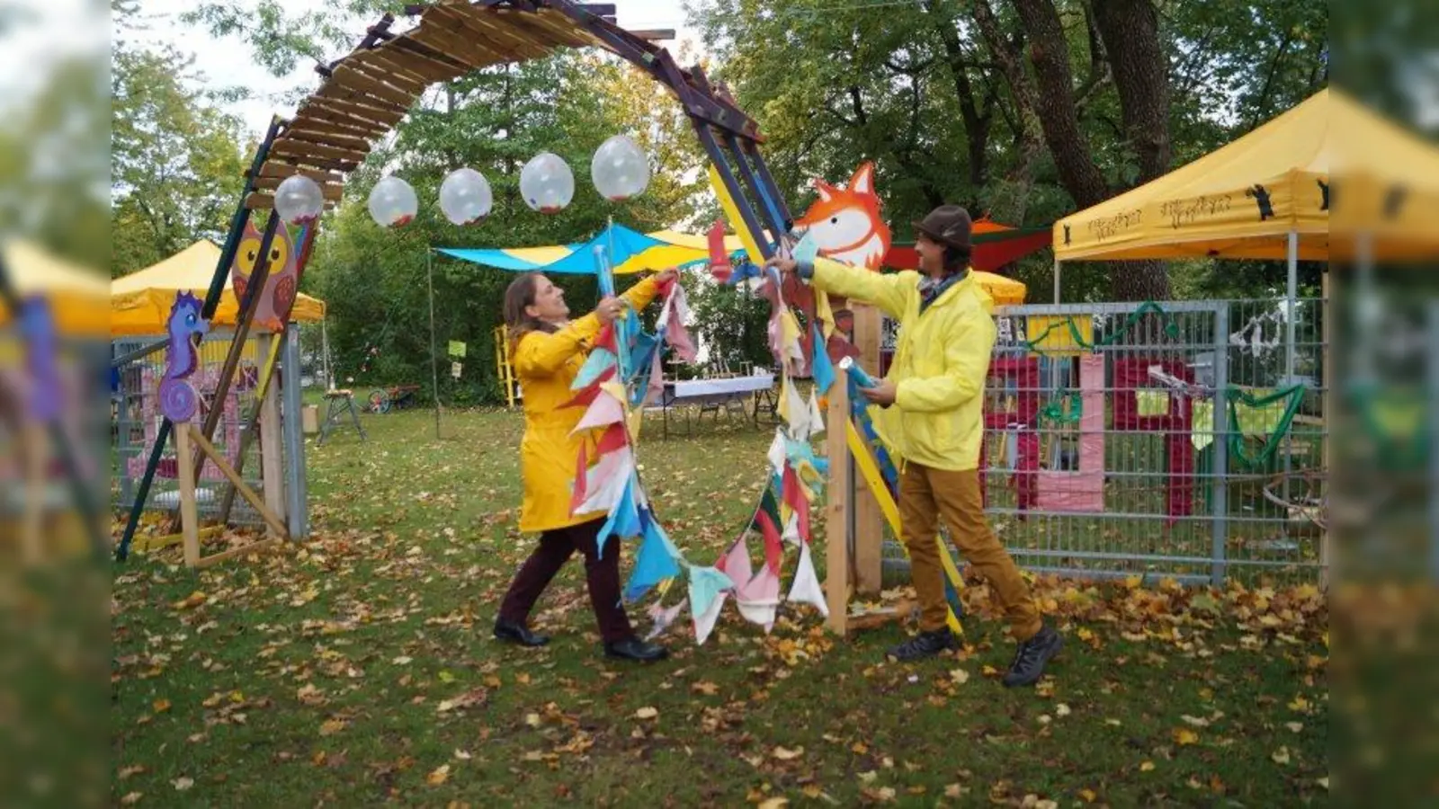 Feierlich wird der Eingang vom Tollplatz freigegeben. (Foto: pst)