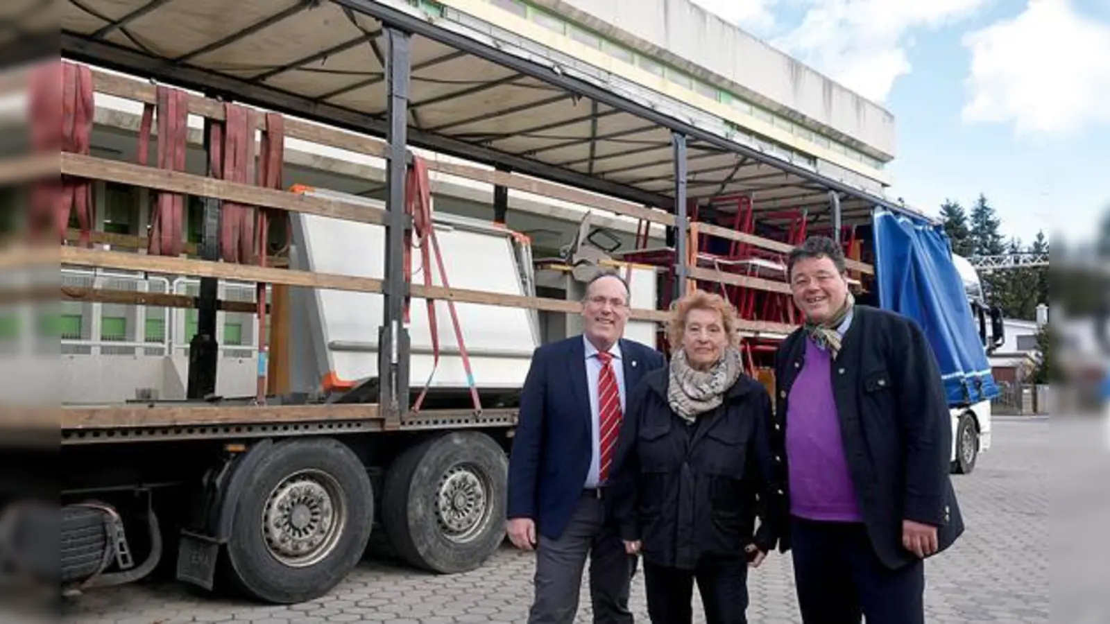 Altbürgermeisterin Prof. Dr. Sabine Kudera, Hohenbrunns Bürgermeister Dr. Stefan Straßmair (I.) und Bürgermeister Thomas Loderer vor einem der LKWs, die die Möbel nach Rumänien transportieren.	 (Foto: Claus Schunk)