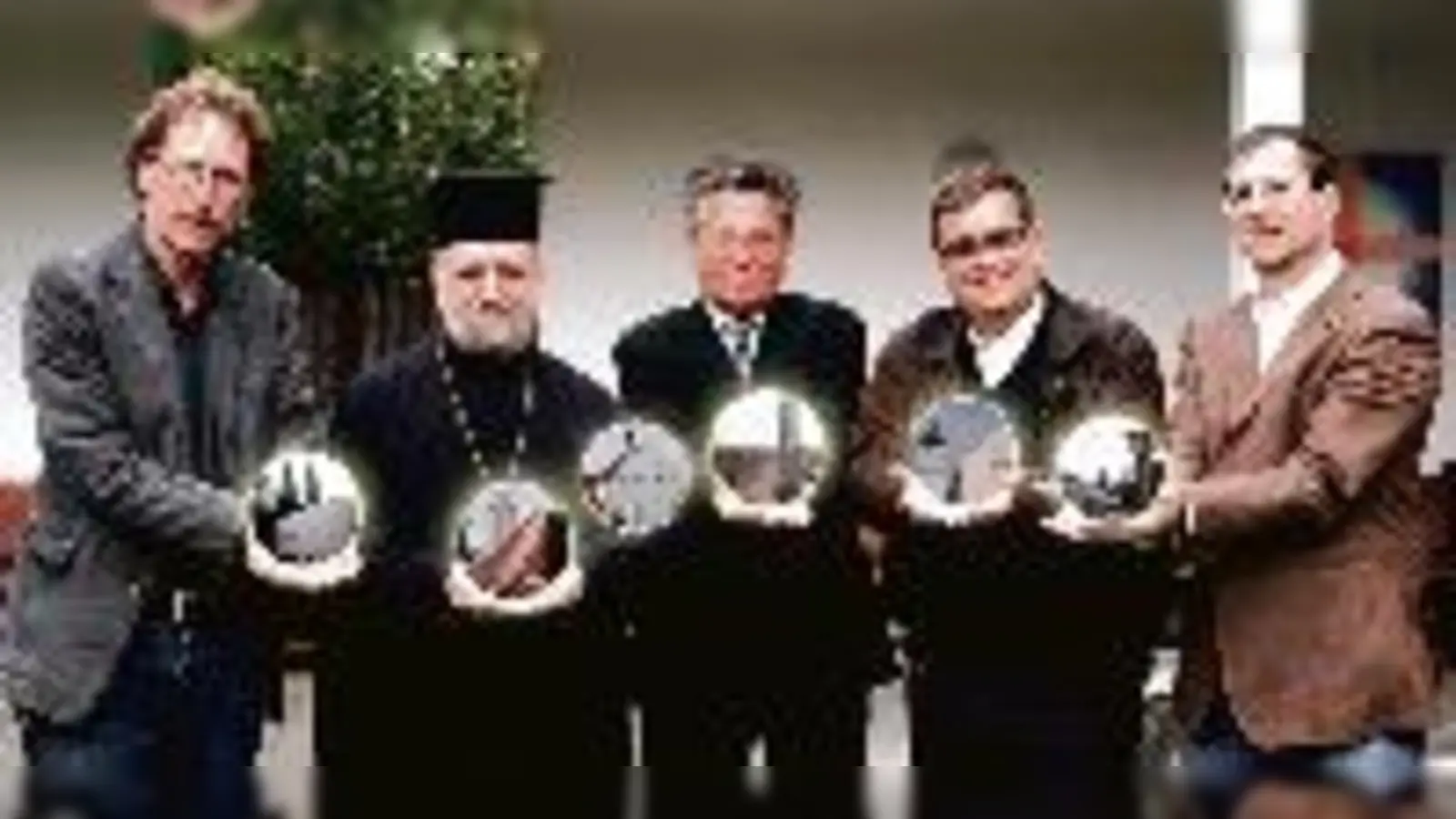 Sie präsentieren Moosachs Kirchen: Pfr. G. Rupprecht, Erzbischof A. Malamoussis, Pfr. R. Hausl, Pfr. M. Cambensy und Pfr. F. Schäfer (v. l.). L. Magdziarek, St. Raphael, war beim Foto-Termin für den »Moosacher Anzeiger« verhindert.	 (Foto: W. Ramisch)