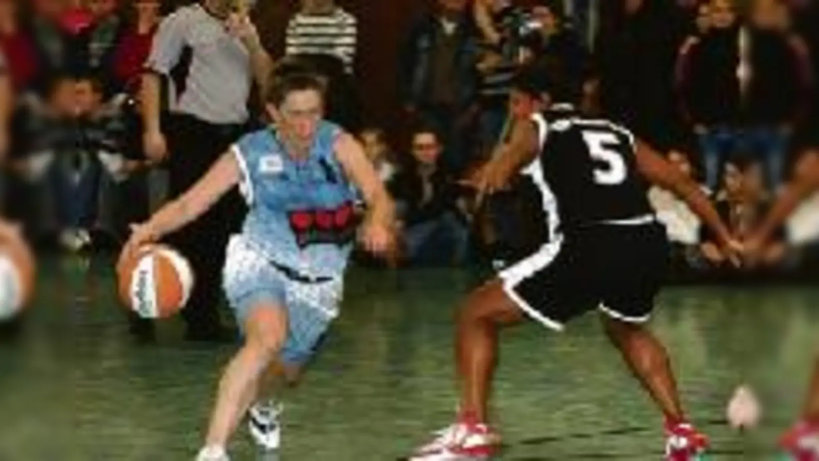 Allein gegen alle: Schwabings Starspielerin Sandra Carroll lieferte gegen den deutschen Meister Wasserburg ein sensationelles Spiel.  (Foto: ba)