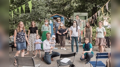 Die elf Gründungsmitglieder des neuen Vereins "Kreislaufschränke München", im Hintergrund der Umsonstschrank Bogenhausen. (Foto: Peter Patalong)