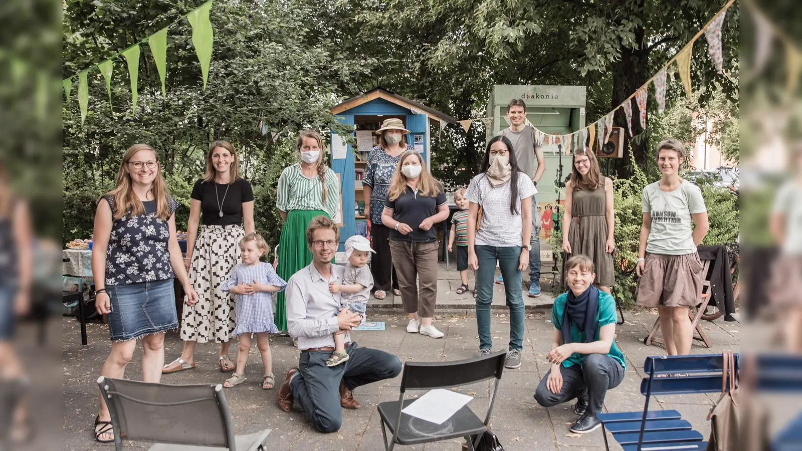 Die elf Gründungsmitglieder des neuen Vereins "Kreislaufschränke München", im Hintergrund der Umsonstschrank Bogenhausen. (Foto: Peter Patalong)