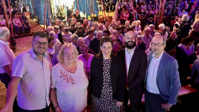 Eröffnung der Stadtteilkulturwoche im Juli mit Sebastian Kriesel, Barbara Kuhn, Verena Dietl, Matthias Bonigut und Nikolaus Gradl (v. l.). (Foto: Ulrike Seiffert)