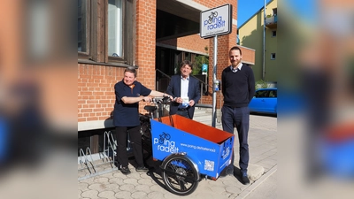 Von links: Herbert Rauch vom ADFC, Poings Erster Bürgermeister Albert Hingerl und Michael Wenzl vom Umweltamt der Gemeinde stellten das E-Lastenrad vor. Der Standort des Rads ist vor der Rathausstraße 4, gegenüber des Poinger Rathauses. (Foto: Gemeinde Poing)