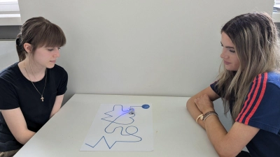 Valeria Karpenko (links im Bild) und Eva Matas, Schülerinnen der Georg-Büchner-Realschule, zeichneten beim Museumsbesuch eine Route für einen Ozobot.  (Foto: GBR / K. Gallas)