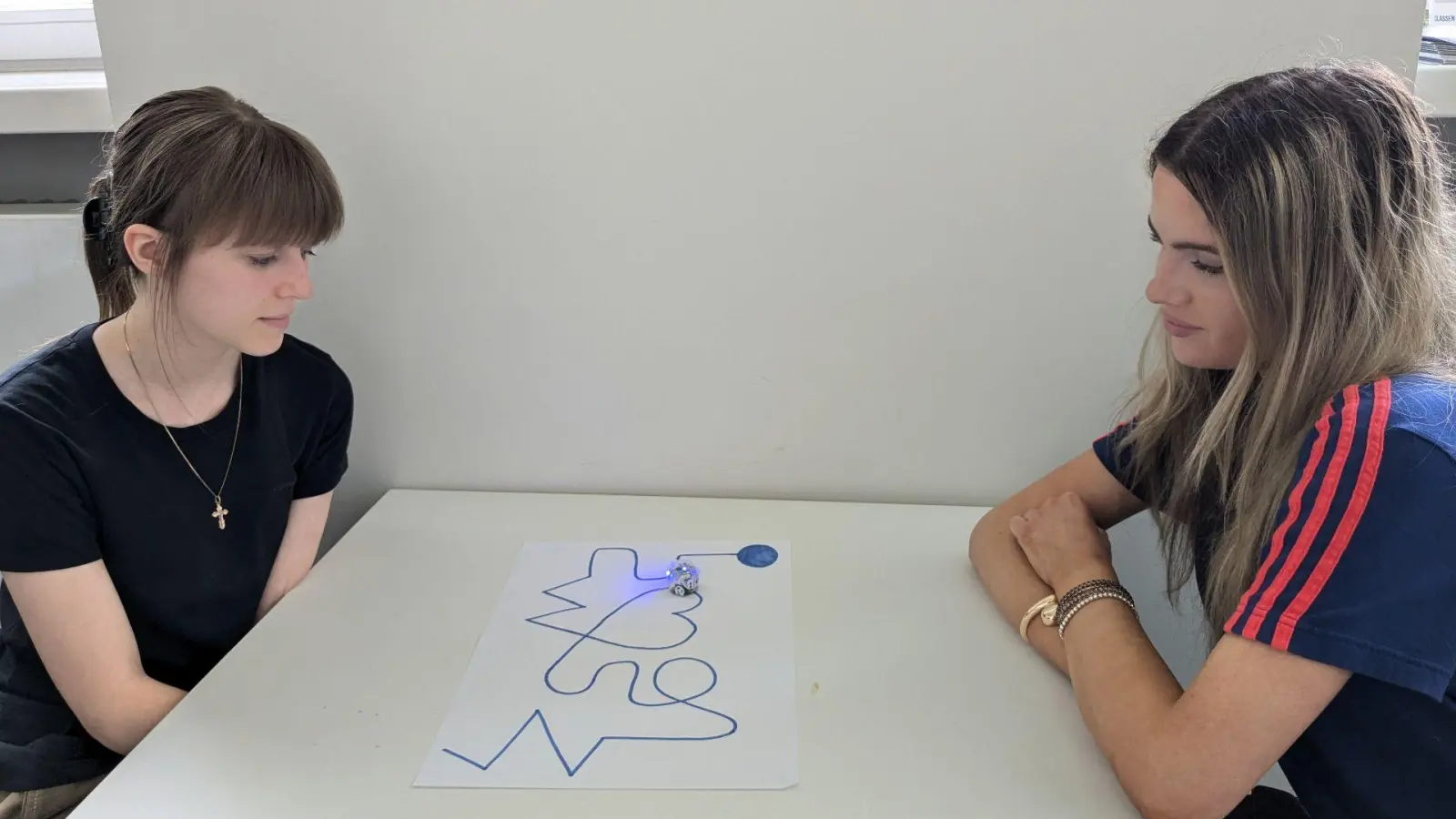 Valeria Karpenko (links im Bild) und Eva Matas, Schülerinnen der Georg-Büchner-Realschule, zeichneten beim Museumsbesuch eine Route für einen Ozobot.  (Foto: GBR / K. Gallas)