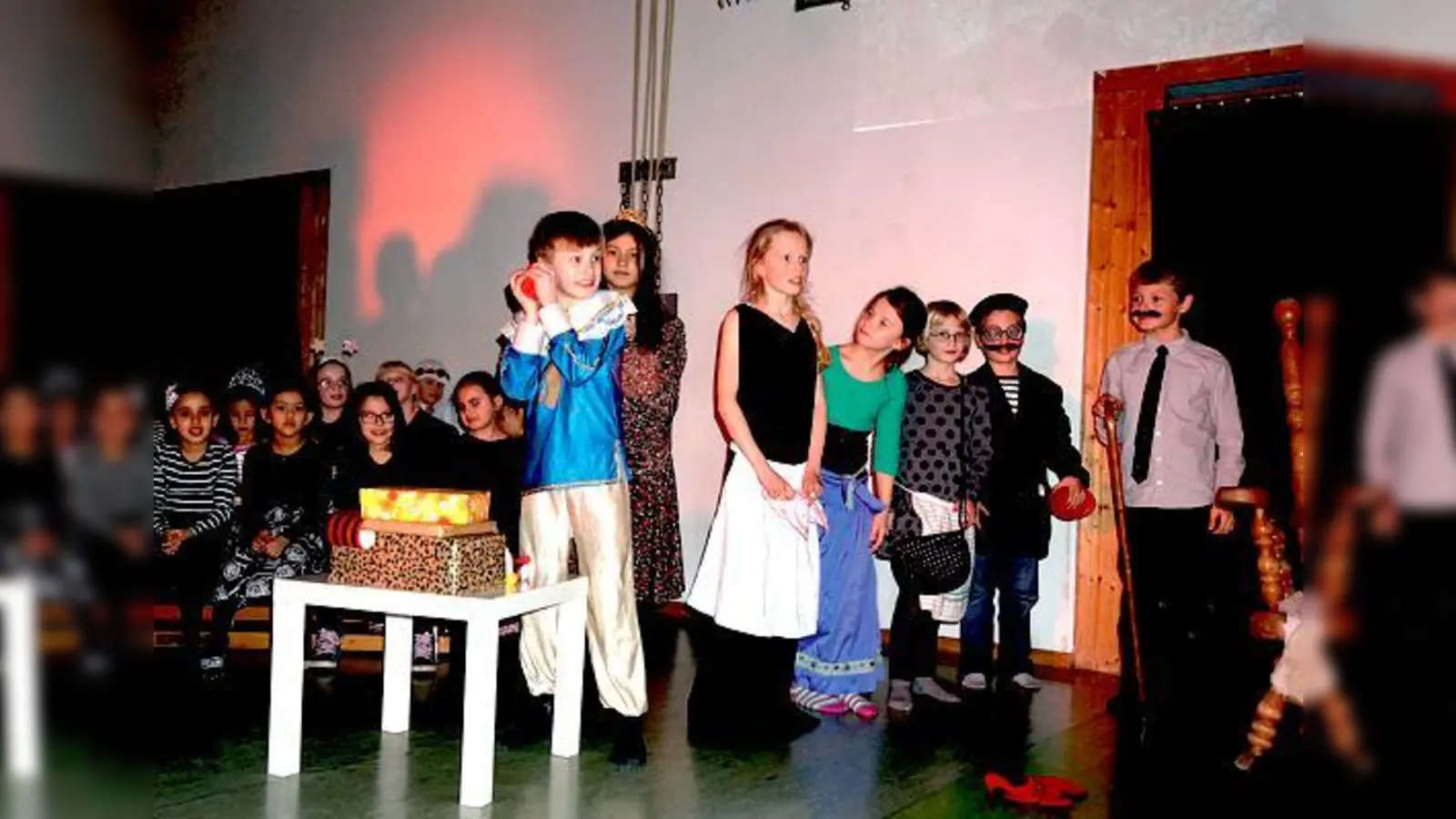 Eine Kostprobe aus dem neuen Projekt der Theater- und der Chor-AG war das Highlight des Neujahrsempfangs an der Grundschule Führichstraße.	 (F.: privat)