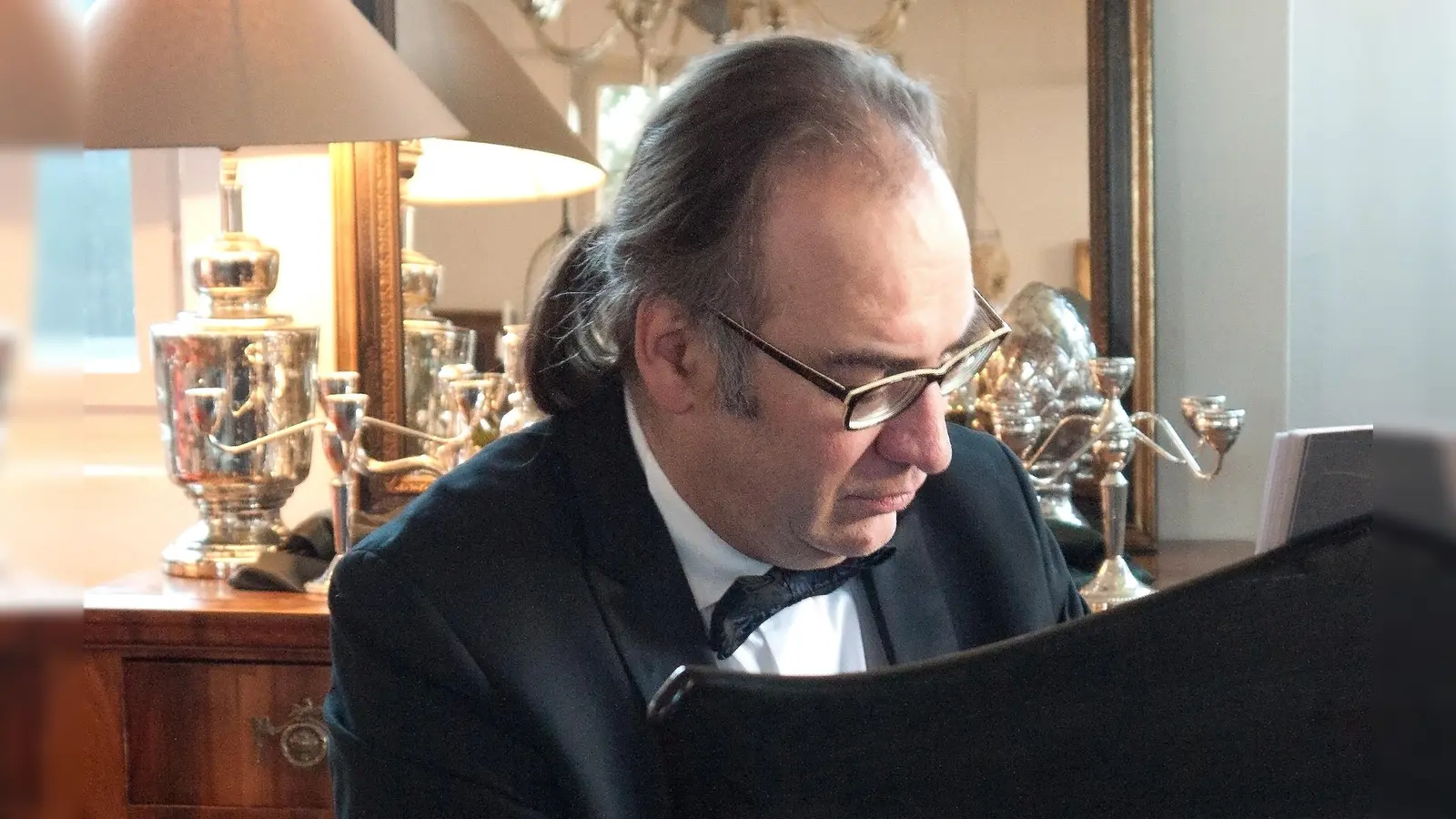 Der Pianist Thomas Fischer spielt Musik, die Nino Rota zu den Filmen Fellinis komponiert hat.  (Foto: Thomas Fischer)