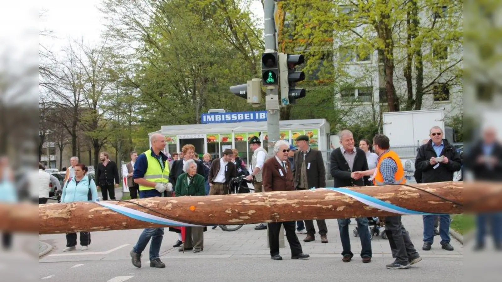 Haderns Maibaum: Bald steht er vor St. Canisius. (Foto: bb)