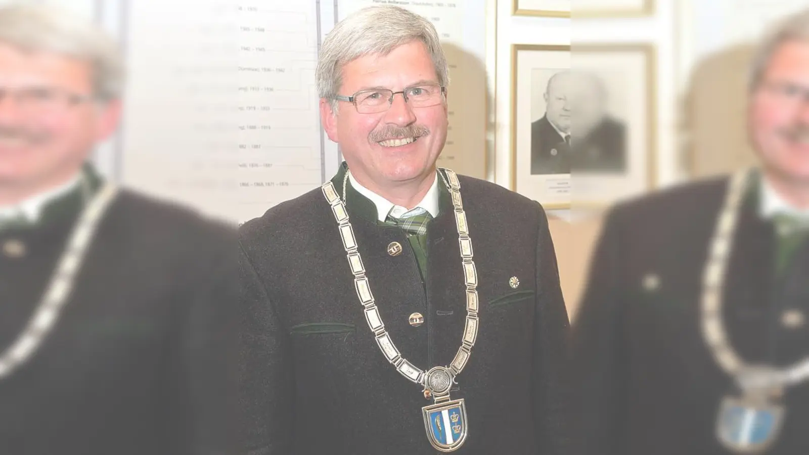 Bürgermeister Hans Eichler tritt seine letzte Amtsperiode mit der nagelneuen Amtskette an. 	 (Foto: Schunk)