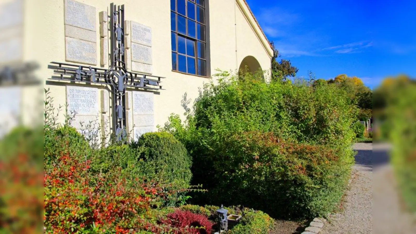 Der Abschluss der Gräbersegnung wird am Priestergrab an der Südseite der Pasinger Aussegnungshalle sein. Dort ruhen unter anderen die ehemaligen Stadtpfarrer von Pasing, Johannes Seitz, ,Dr. Georg Wachinger oder auch August Hubauer, Pfarrer von Wegscheid. (Foto: us)