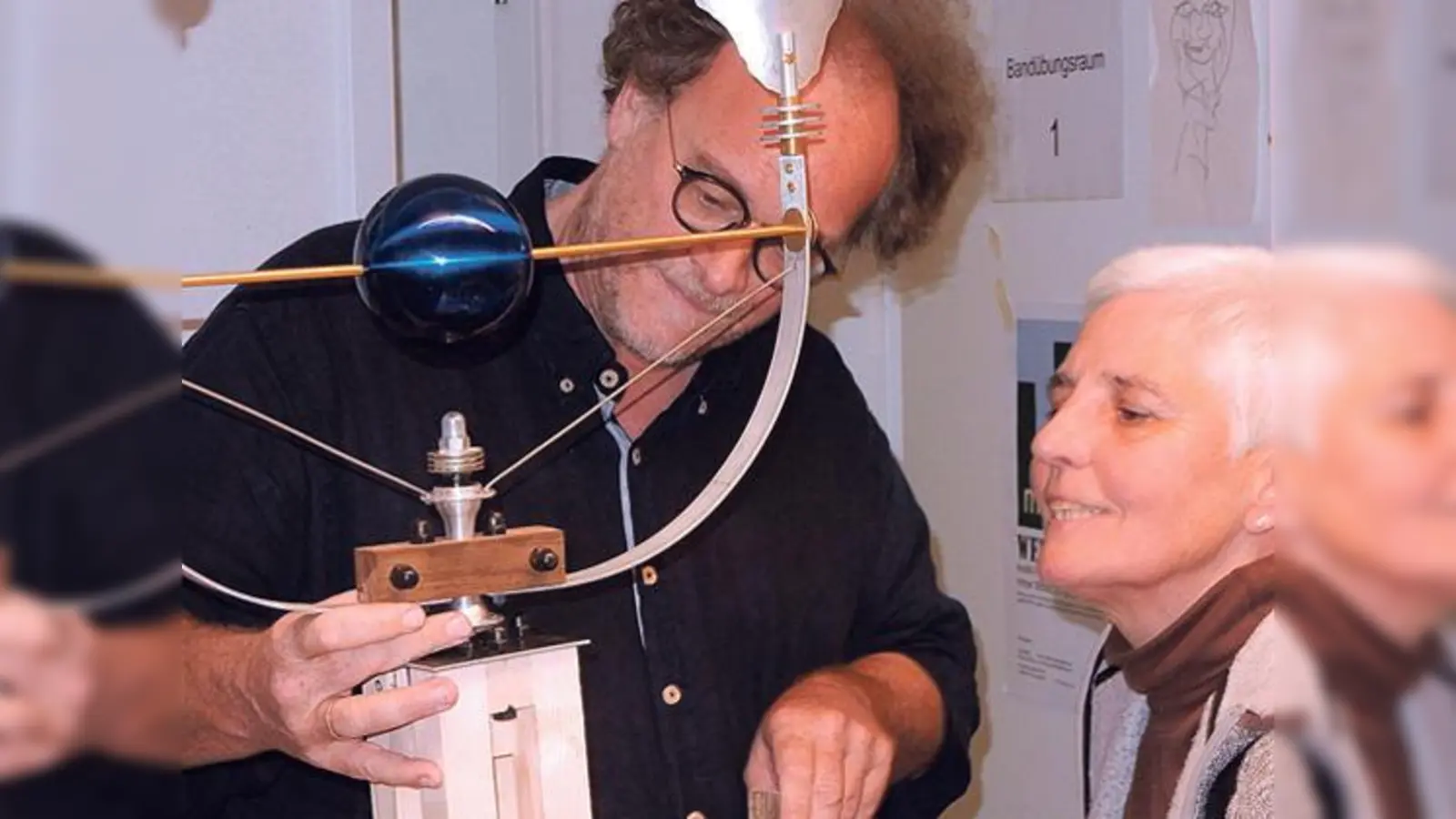 Richard Schleich erklärt Helga Hertel die Funktionsweise seines Windspiels für den Neuperlacher Skulpturengarten. 	 (Foto: VA)