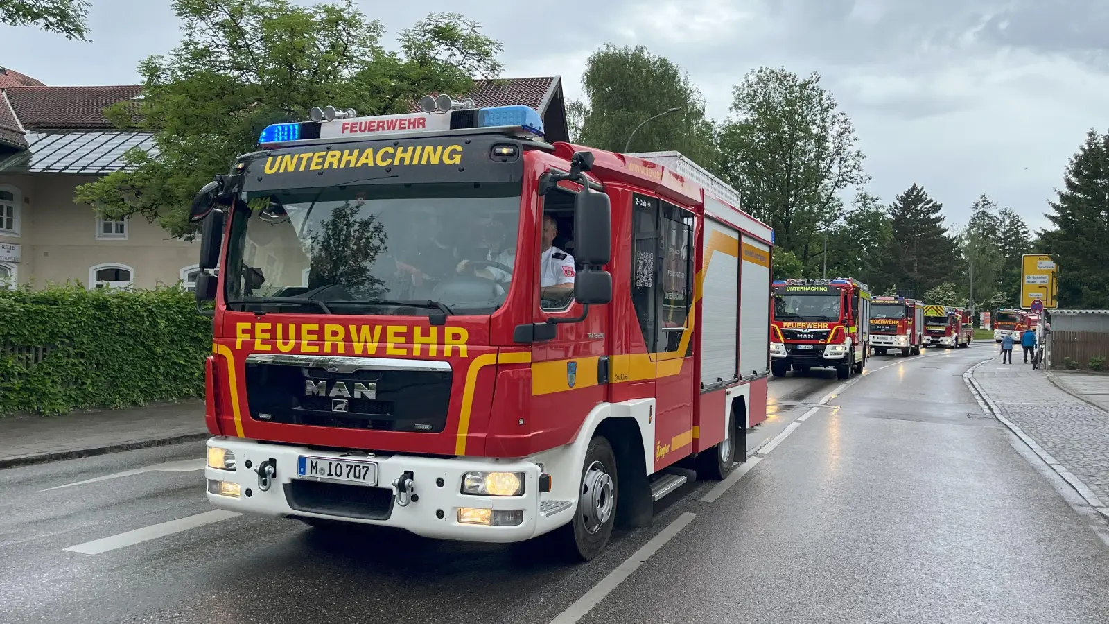 Die FFW Unterhaching präsentierte stolz ihren umfangreichen Fuhrpark, der gebührend bewundert wurde. (Foto: hw)