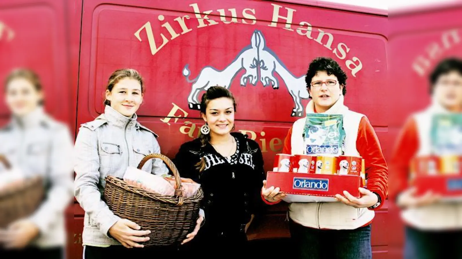 Die Poinger Alexandra Sewald (l.) und Mutter Alisa (r.) brachten Levinia Riedesel (Mitte) Futter für die Tiere des gestrandeten Zirkus Hansa.	 (Foto: pt)