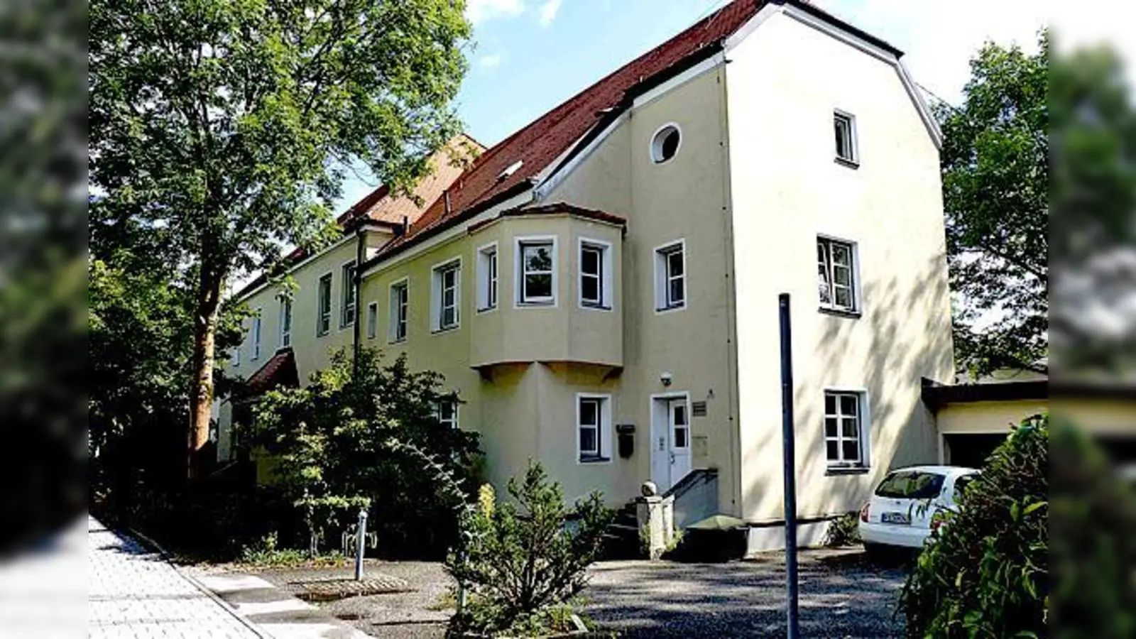 Egal ob Vereinshaus oder Kindertagesstätte, das alte Schulhaus muss saniert werden, fragt sich nur zu welchem Preis.	 (Foto: bb)