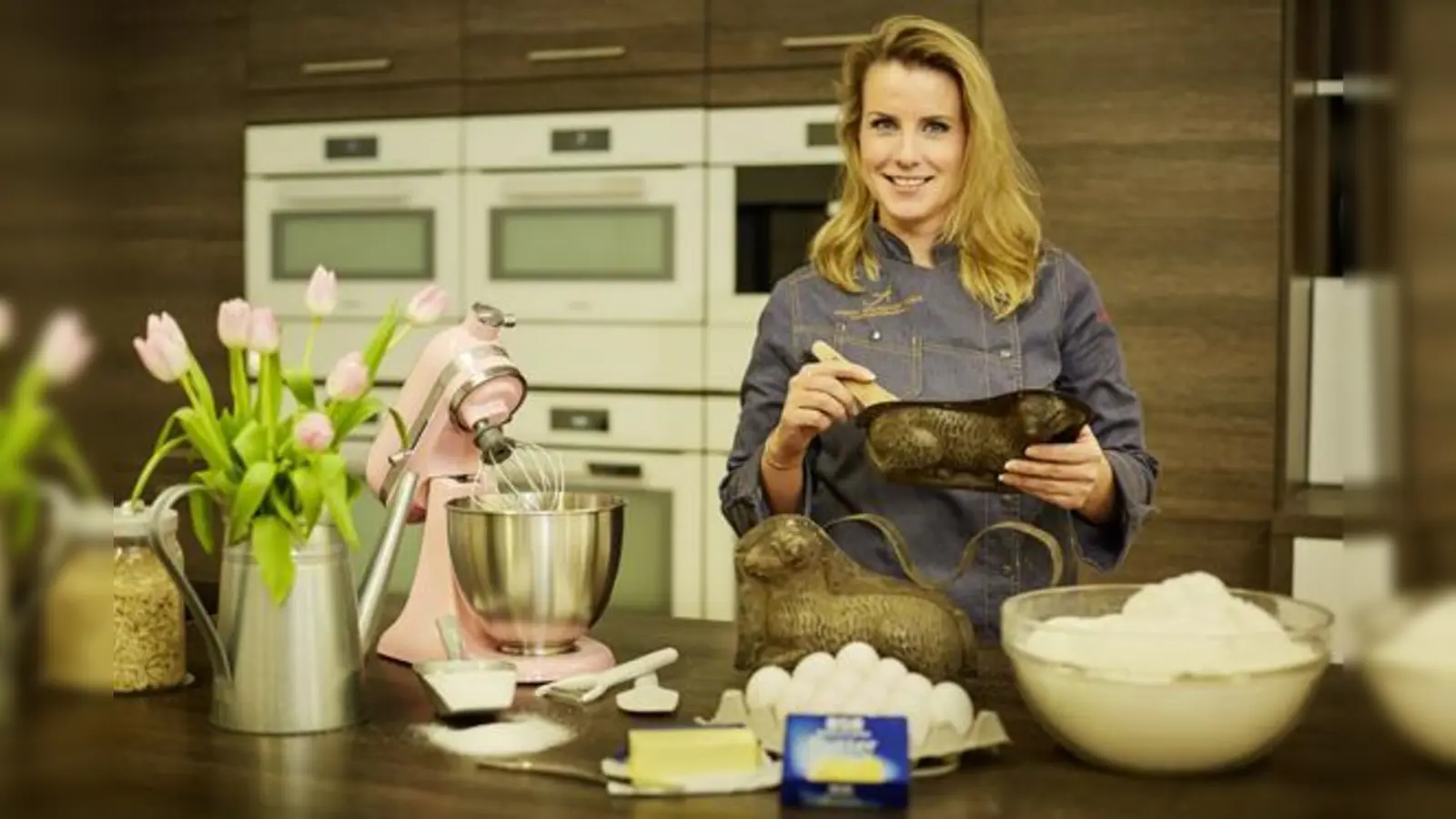 Back-Profi Andrea Schirmaier-Huber weiß wie man Kuchenträume kreiert. Wir verlosen nicht nur ihr neues Backbuch, sondern auch jede Menge Utensilien zum Backen.	 (Foto: VA)