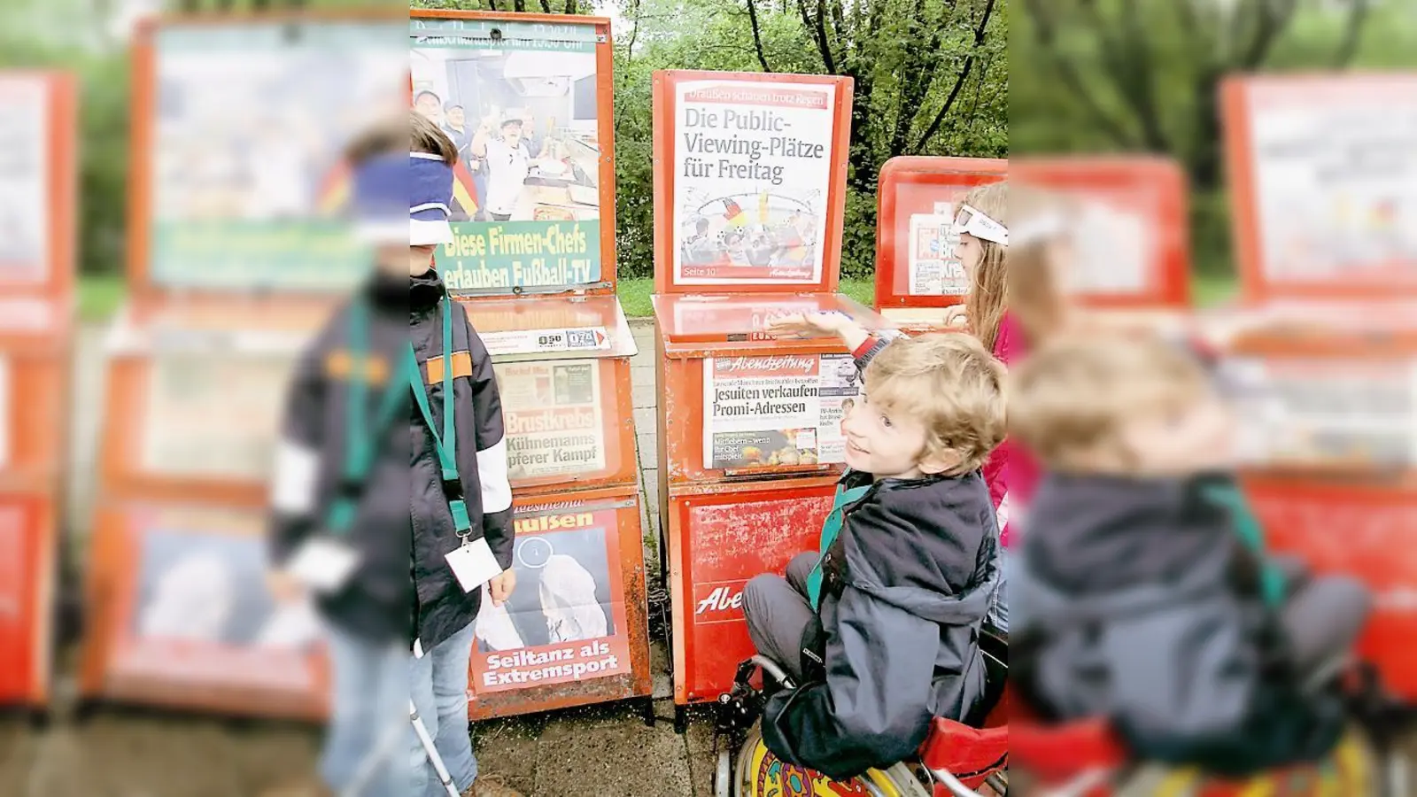 Dieser Junge stellt fest: Der Zeitungskasten ist nur von der Straßenseite aus zu erreichen und zu hoch für Rollstuhlfahrer.	  (Fotos: VA)