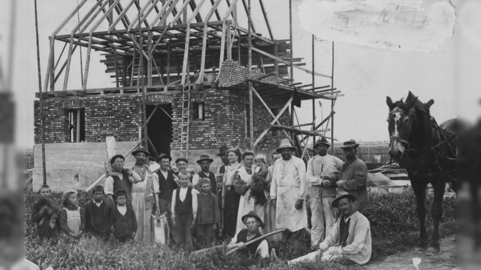 Eine eindrucksvolle Aufnahme vom Hausbau 1911. (Foto: Archiv Demmel)