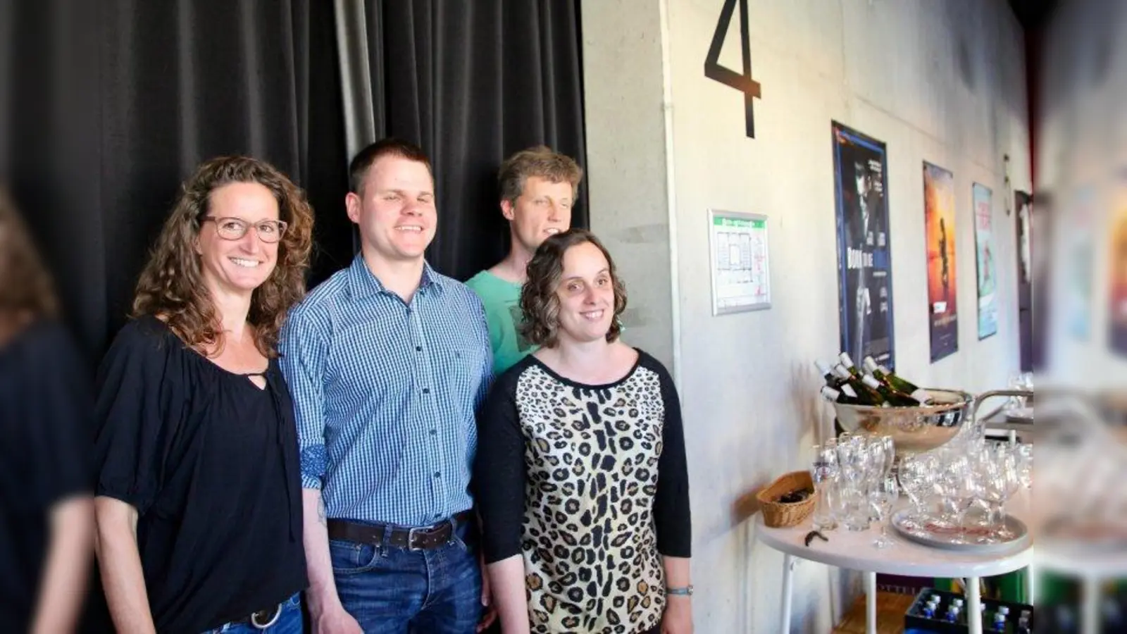 „Licht aus - Sinne an!” im Gautinger Kino: Die Initiatorin des „Essen im Dunkeln” Martina Ottmar holte sich tatkräftige Beratung und Unterstützung bei Markus Windbichler, Melanie Egerer und Christian Schöpplein (von links). (Foto: us)