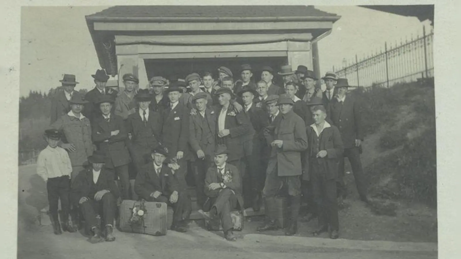 Eine Gruppe zum Krieg eingezogener Männer wartet am Starnberger Bahnhof auf die Weiterreise. (Foto: Stadtarchiv Starnberg)