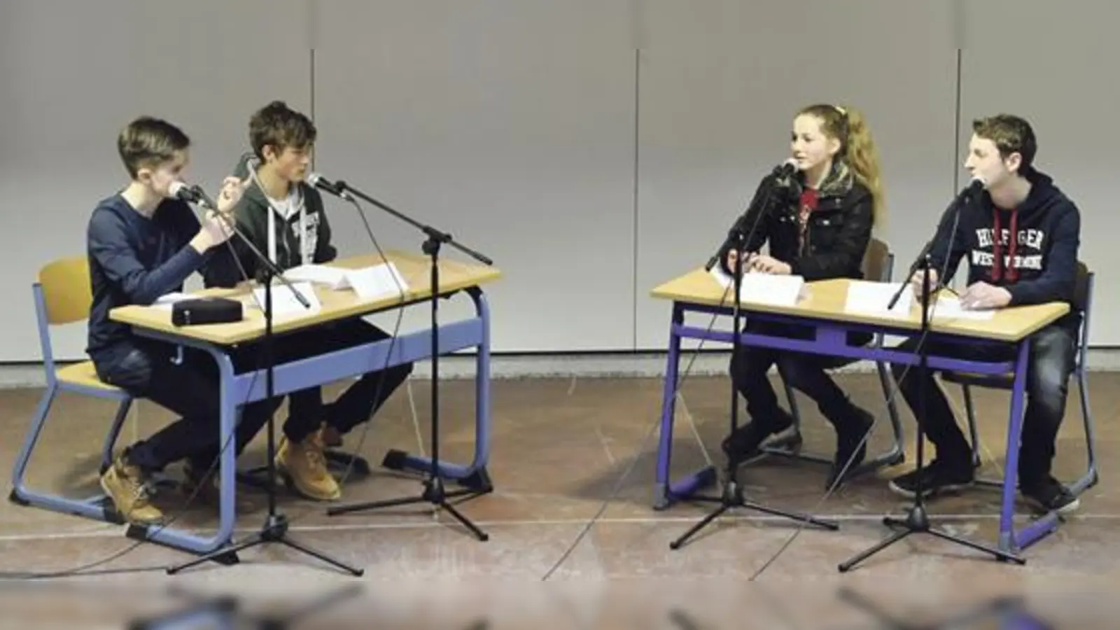 Die Schulfinalisten Sebastian Schmauß (von links), Julius Wenzler, Anabel Müller und Leonard Lehmann debattieren am 12. Februar im Regionalfinale Jugend, an dem sich 12 Gymnasien beteiligen.  (Foto: Markus Zimmermann)