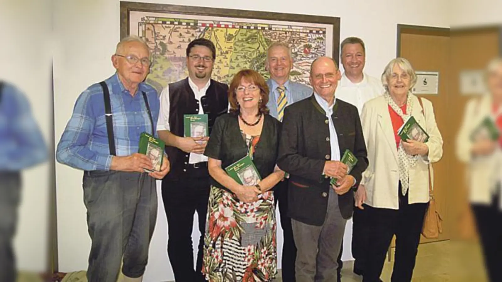 Die Autoren des neuen Jahrbuches: (v. l.) Michael Pleyer, Christian Later, die  Präsentatorin Viktoria Schwenger, Peter Maicher, Herbert Holly, der Vorsitzende Bernhard Schäfer und Brigitte Schliewen.  (Foto: Irene Schäfer)
