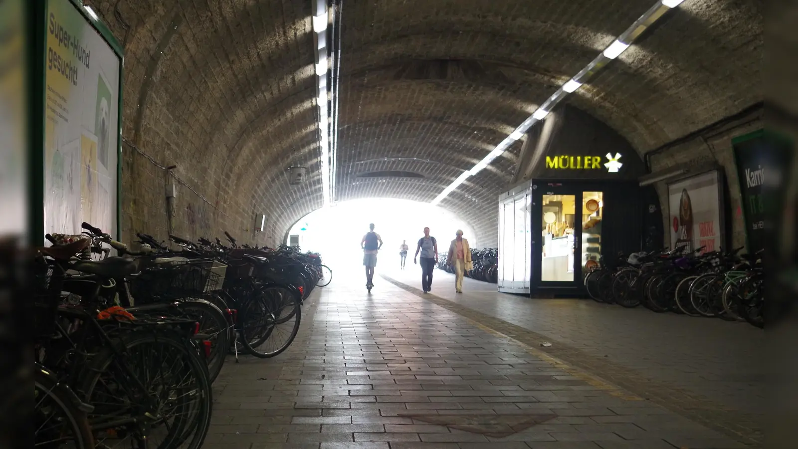 Schöner und auch nachhaltiger gestaltet werden soll die neue Umweltverbundröhre im Unterschied zur jetzigen „alten“ Röhre – das zumindest wünschen sich die Grünen im Bezirksausschuss Laim. (Foto: kö)