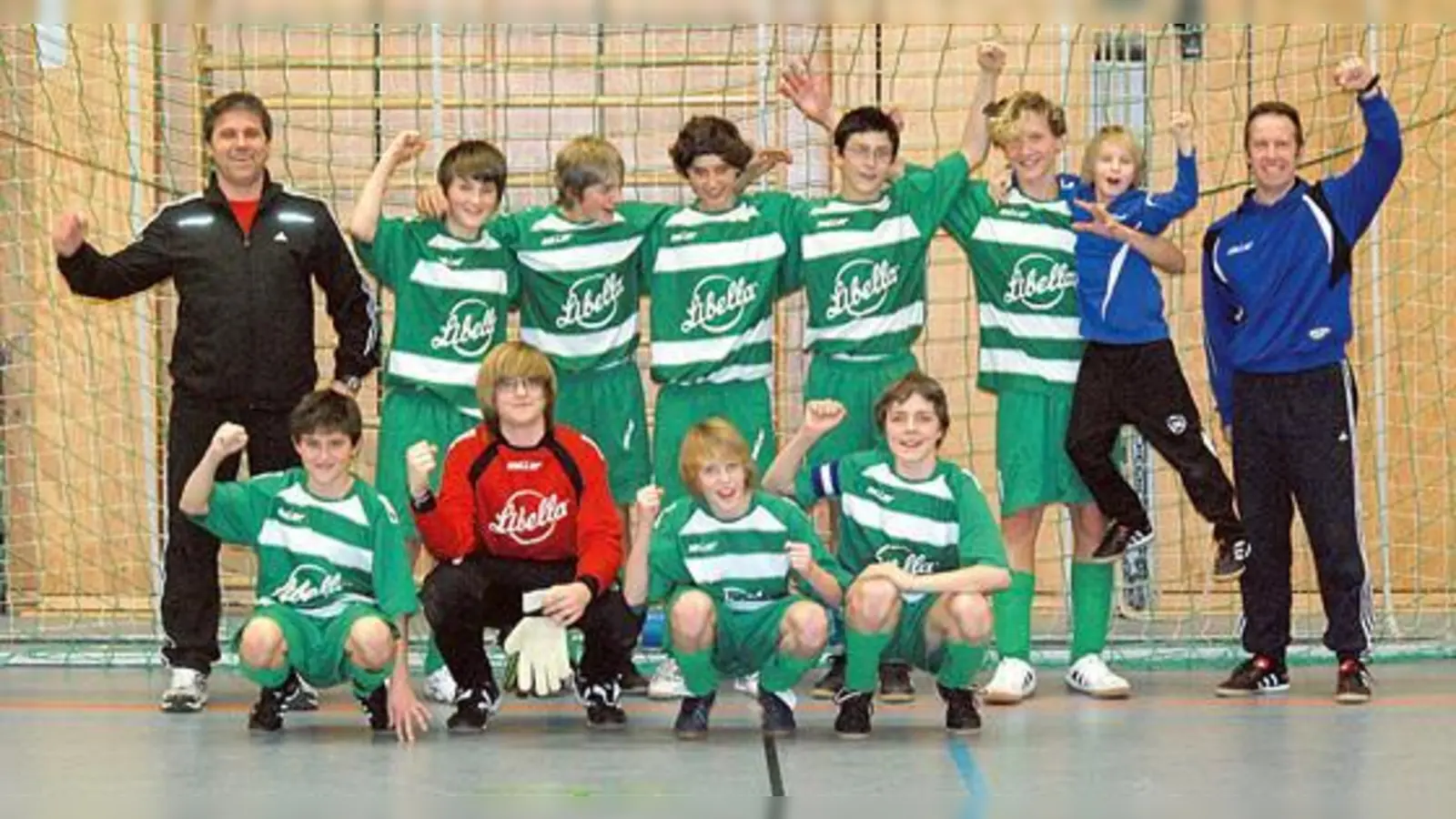 Die glücklichen Gewinner: Die C2-Mannschaft mit ihren Trainern Michael Einhellig und Alwin Neumann beim Hallenturnier des TSV Trudering in der Ferdinand-Leiß-Halle.	 (Foto: privat)