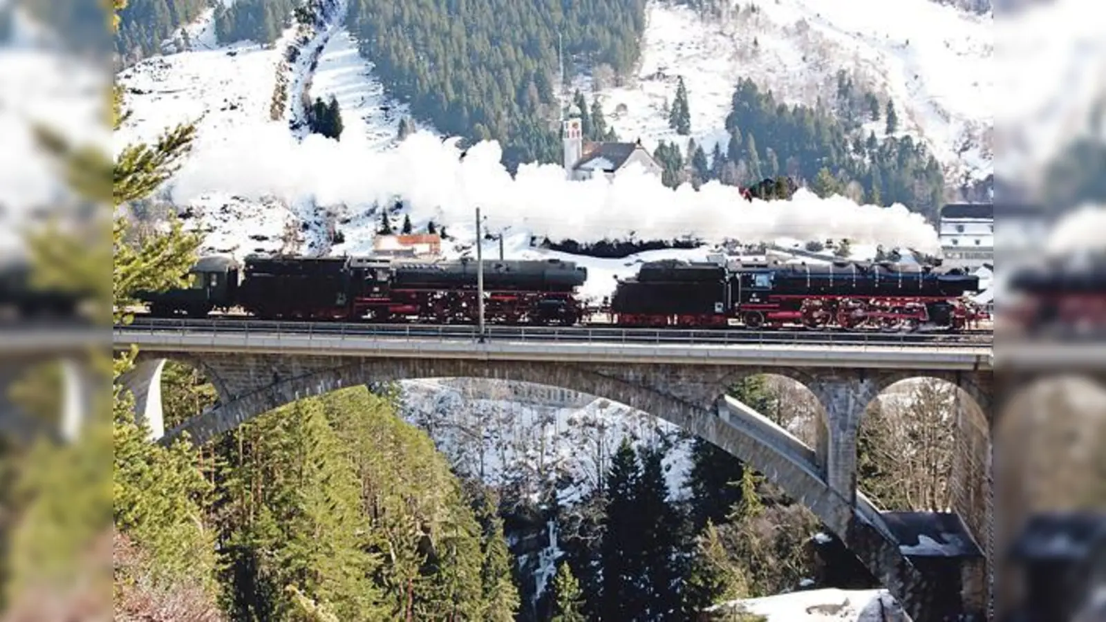 Majestätisch stampft die Dampflok 01 150 im Bahnhof los, bis sie auf freier Strecke maximal 130 Stundenkilometer erreicht.	 (Foto: VA)