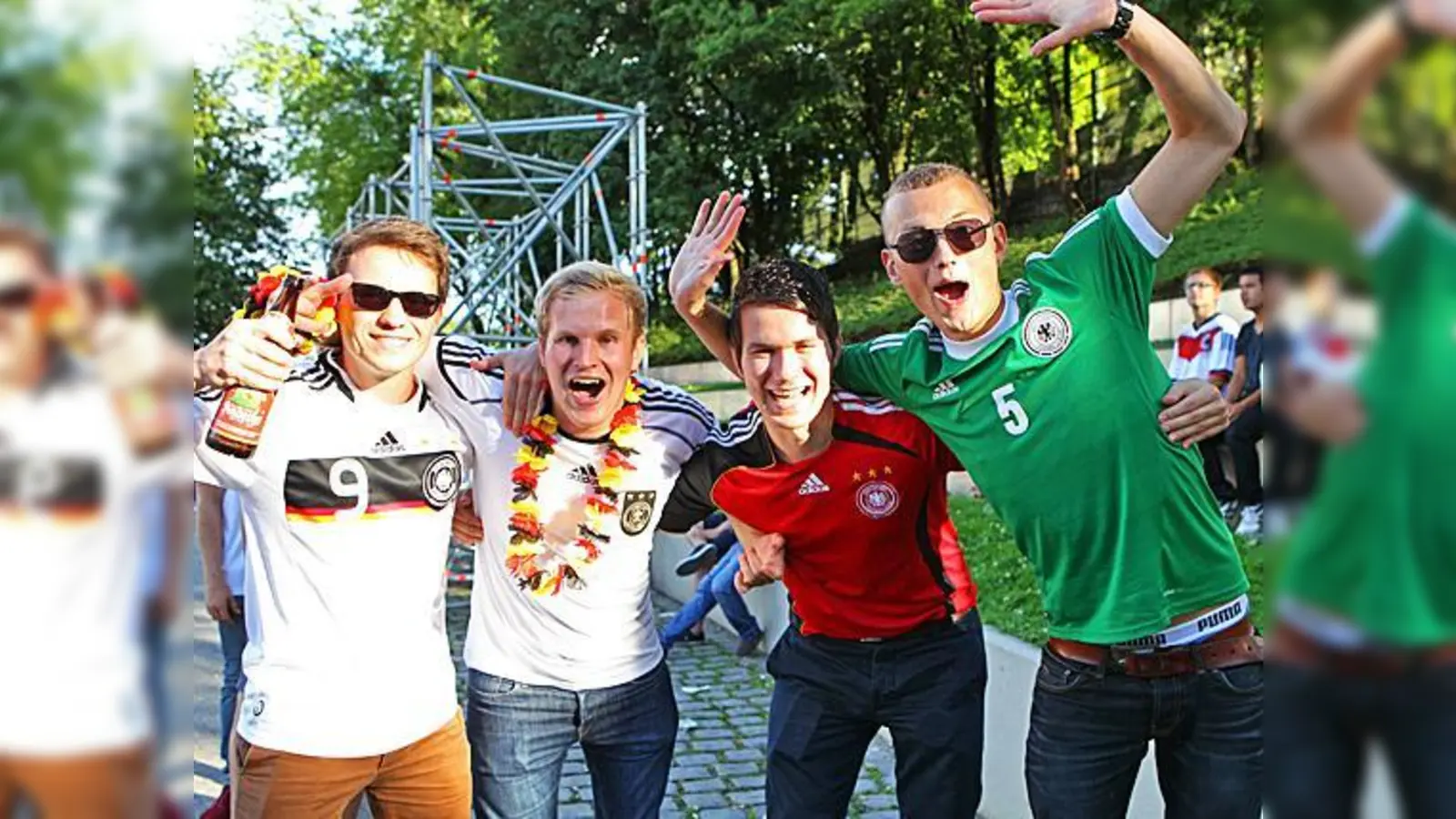 Hier ahnen sie es noch nicht: Dem Triumph gehen 120 nervenzerreißende Fußballminuten voraus.  (Foto: Anne Wild)