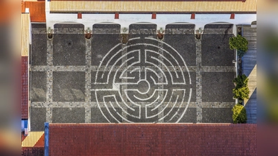 Hätten Sie es erkannt? Dieses Luftbild vom Innenhof der Ismaninger Kirche St. Johann Baptist hat Klaus Leidorf 2015 geschossen. (Foto: Klaus Leidorf)