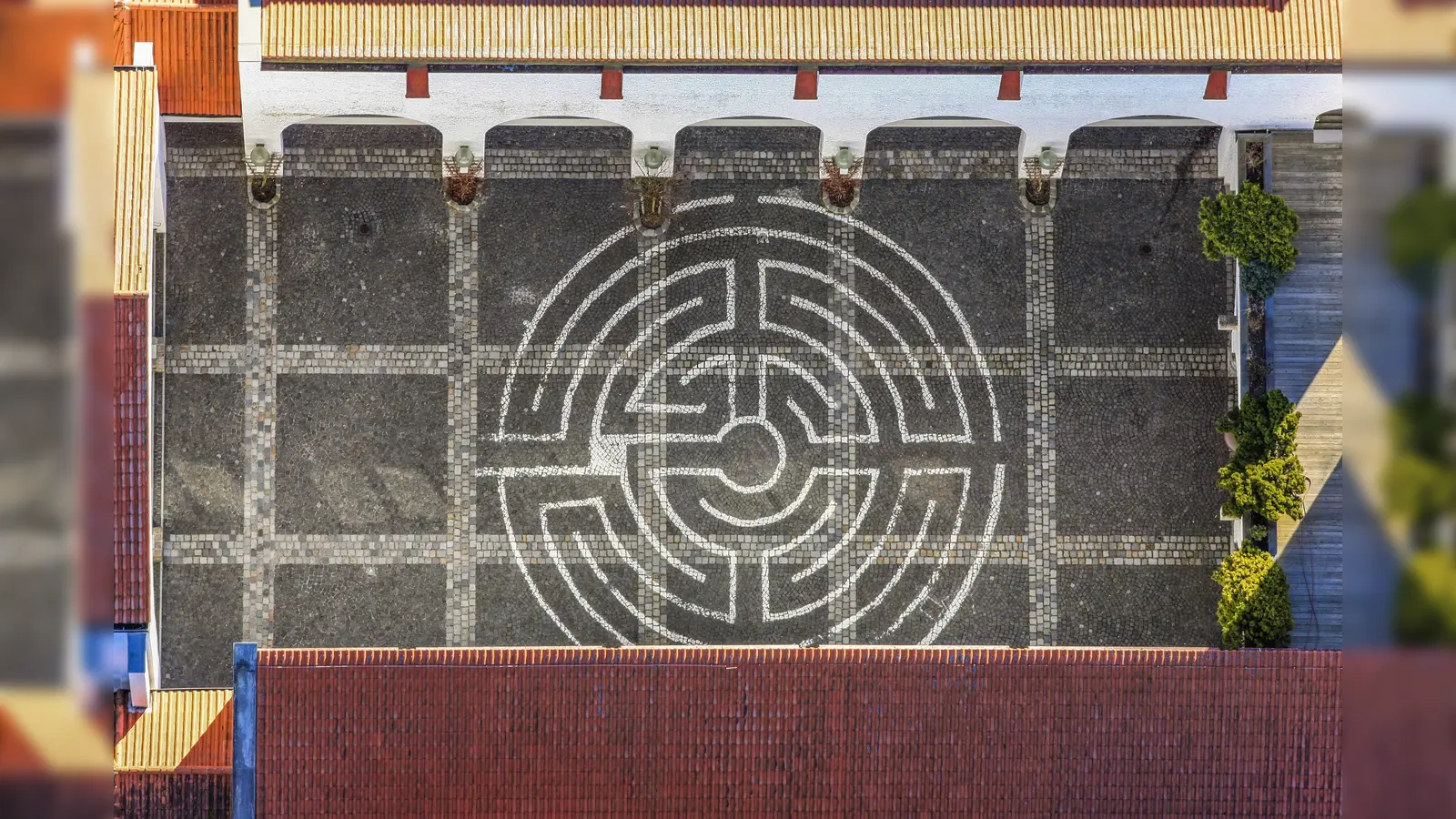 Hätten Sie es erkannt? Dieses Luftbild vom Innenhof der Ismaninger Kirche St. Johann Baptist hat Klaus Leidorf 2015 geschossen. (Foto: Klaus Leidorf)