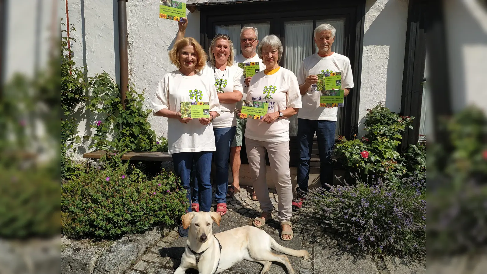 Kreisvorsitzende Regina Wegemann (2.von links) freut sich auf viele Gartler, die in der Geschäftsstelle ihre Schilder abholen kommen.  (Foto: Stefan Dohl)