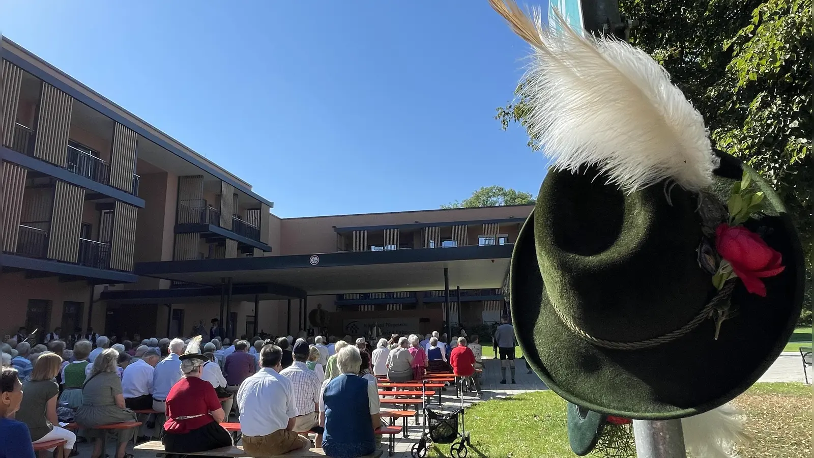 Bei strahlendem Wetter kann der Festgottesdienst im Freien stattfinden. (Foto: hw)