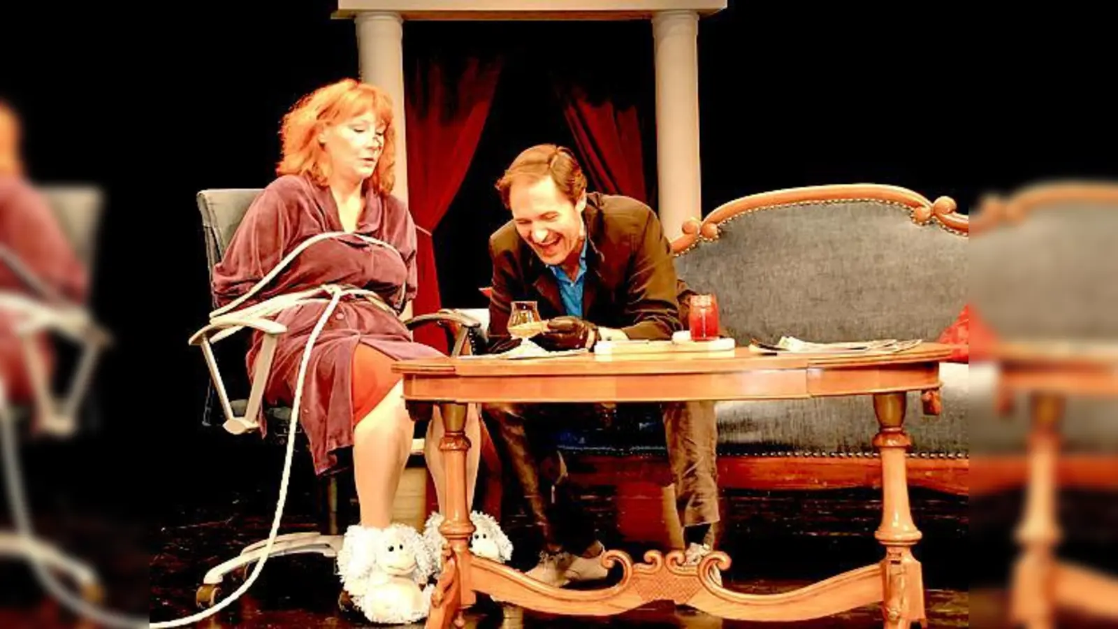 In Taufkirchen wird am Faschingssamstag die Kriminal-Komödie »Reizende Leich« mit Winfried Frey und Petra Auer gezeigt.	 (Foto: VA)