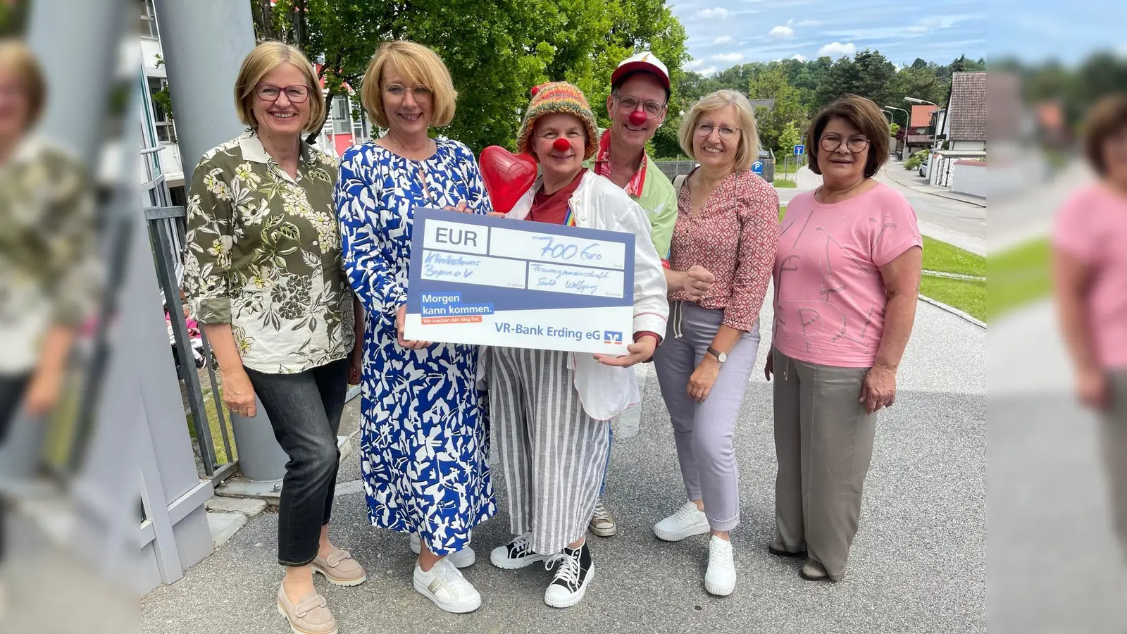 Spendenübergabe der katholischen Frauengemeinschaft St. Wolfgang an die Klinikclowns. v. l. Anneliese Vaas, Doris Senezuk, „Dr. Rosa Socke” und „Pipo”, Traudi Seidl und Eva Mittermaier. (Foto:  E. Abstiens)