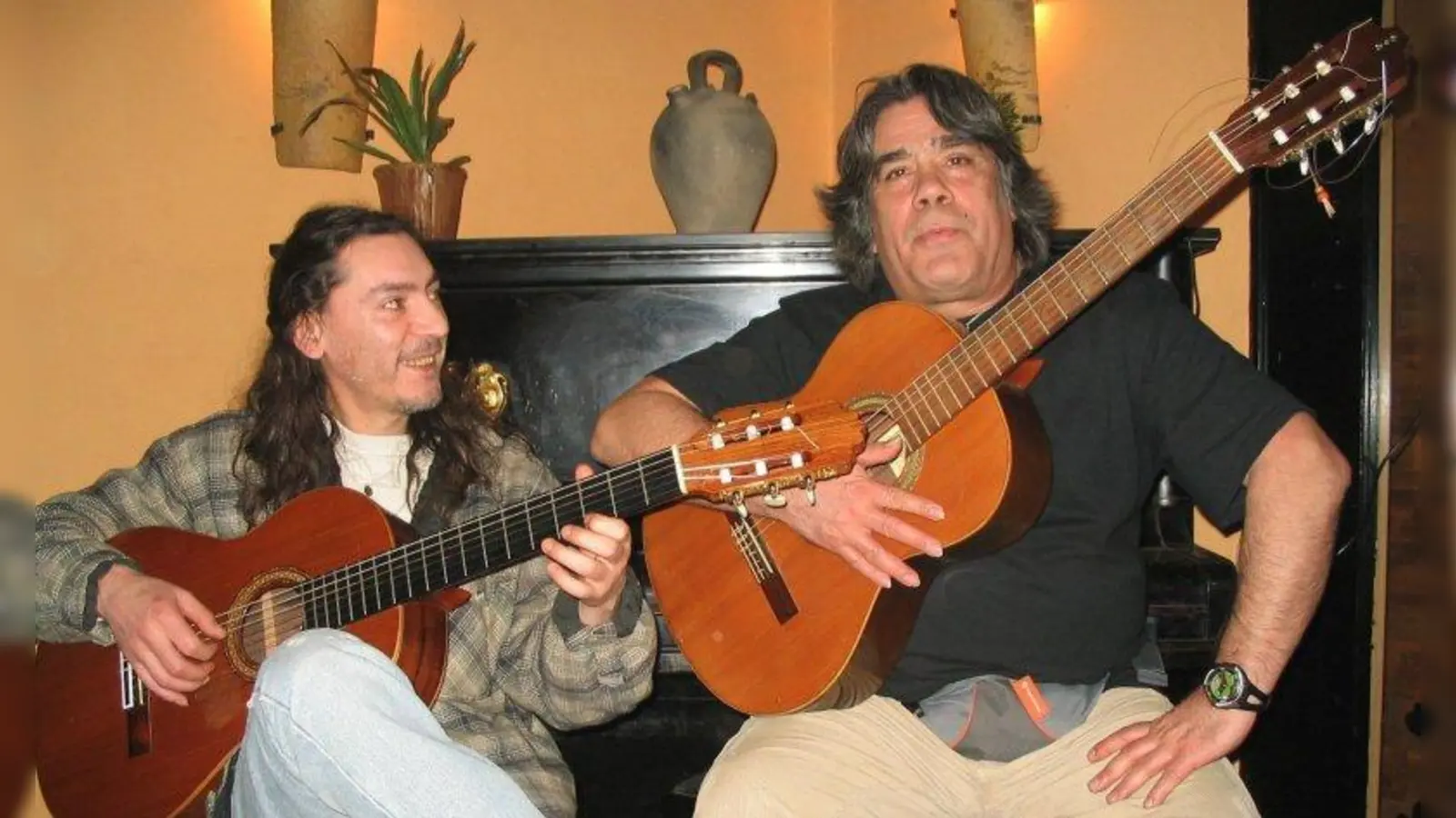 Ricardo Chacón (l.) und Juan Bagatelas sind Musikgefährten und präsentieren sozialkritische lateinamerikanische Lieder. (Foto: pi)
